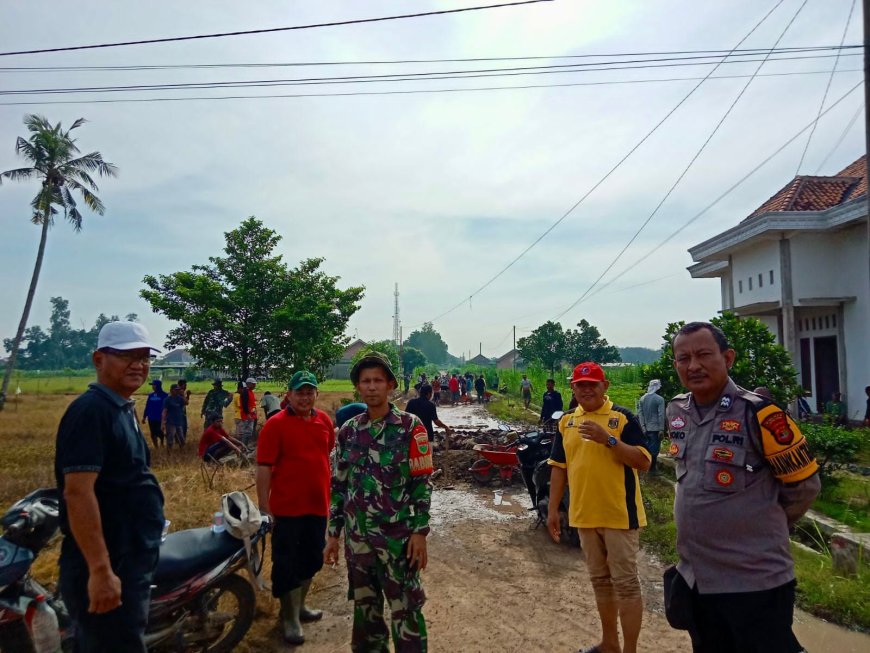 Polsek Seputih Banyak Gerak Cepat, Gotong Royong Perbaiki Jalan Rusak di Suko Binangun