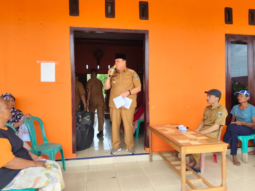 Wabup Azwar Hadi Tinjau Langsung Penyaluran Bantuan Pangan di Bumi Agung