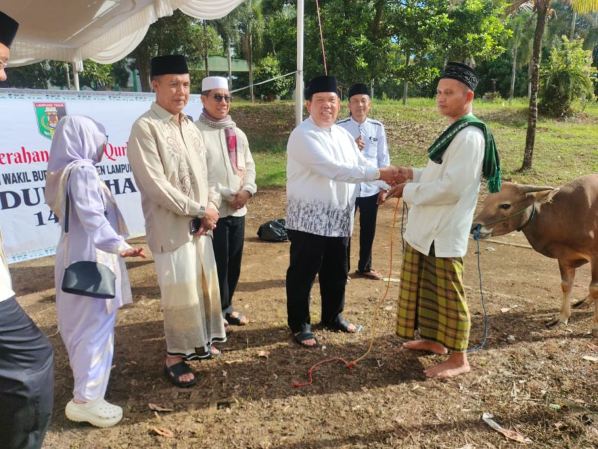 Azwar Hadi Salat Iduladha di Sukadana, Serahkan Sapi Kurban untuk Warga