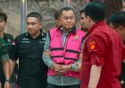 Berompi Tahanan, Dua Eks Wakil Kepala BGN Digiring ke Mobil Tahanan Kejagung