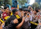 Polisi Hadang Aksi Mahasiswa di Sudirman, Bundaran HI Tetap Dituju oleh Massa