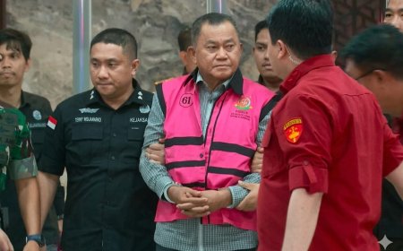 Berompi Tahanan, Dua Eks Wakil Kepala BGN Digiring ke Mobil Tahanan Kejagung