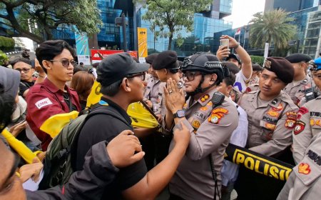 Polisi Hadang Aksi Mahasiswa di Sudirman, Bundaran HI Tetap Dituju oleh Massa