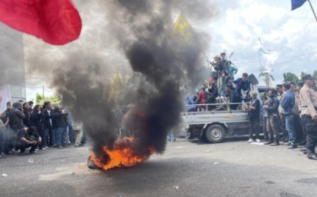 Mahasiswa Lampung Bakar Ban di DPRD, Soroti Ekonomi Rakyat Kian Sulit