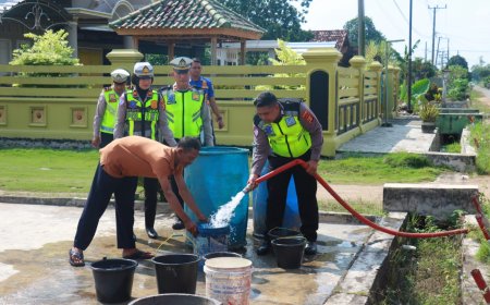 Kapolres Lampung Timur Salurkan Air Bersih, Ringankan Beban Warga Terdampak Kemarau
