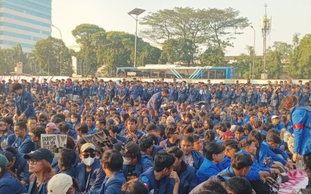 Ribuan Mahasiswa Kepung DPR RI, Desak Pimpinan Temui Massa dan Sampaikan Tiga Tuntutan Rakyat