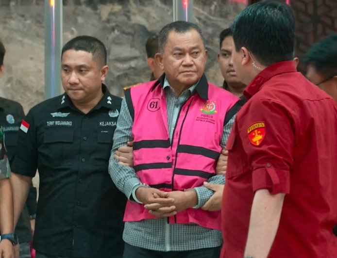 Berompi Tahanan, Dua Eks Wakil Kepala BGN Digiring ke Mobil Tahanan Kejagung