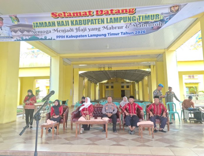 Ketua DPRD Lampung Timur Sambut Haru Kepulangan Jamaah Haji Kloter 15