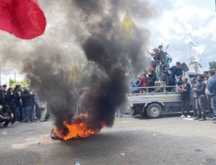 Mahasiswa Lampung Bakar Ban di DPRD, Soroti Ekonomi Rakyat Kian Sulit