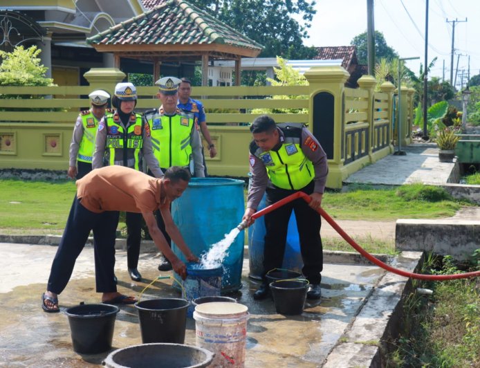 Kapolres Lampung Timur Salurkan Air Bersih, Ringankan Beban Warga Terdampak Kemarau
