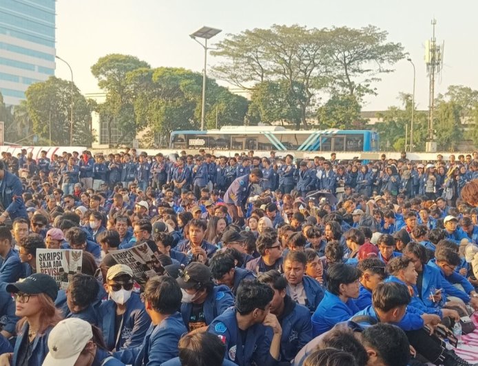 Ribuan Mahasiswa Kepung DPR RI, Desak Pimpinan Temui Massa dan Sampaikan Tiga Tuntutan Rakyat