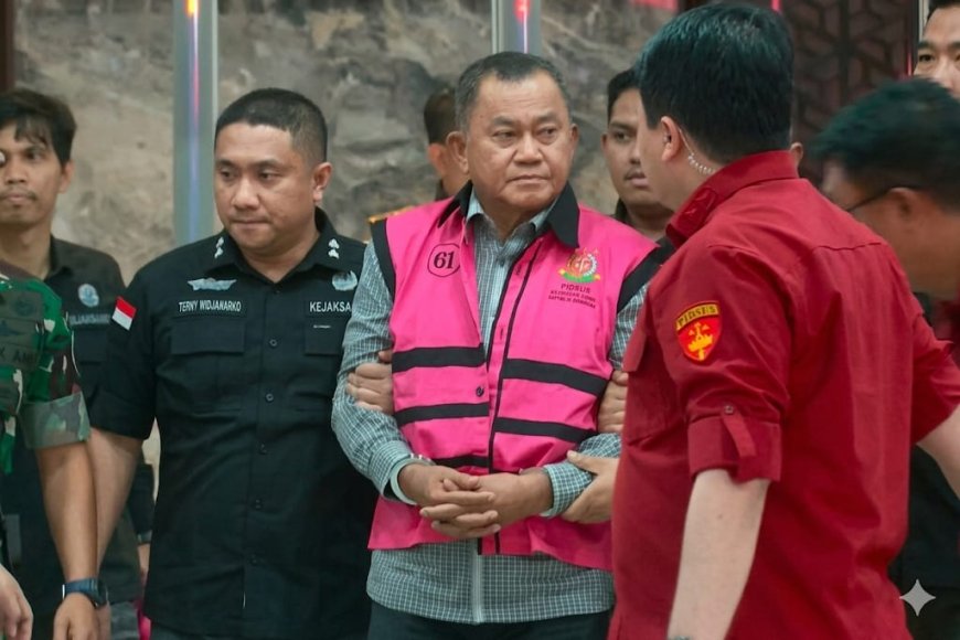 Berompi Tahanan, Dua Eks Wakil Kepala BGN Digiring ke Mobil Tahanan Kejagung