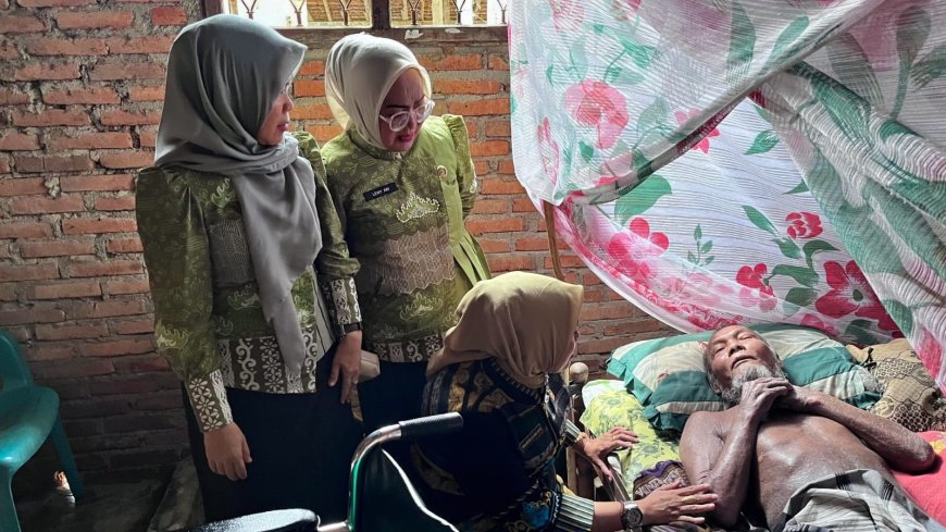 Ketua DPRD Lampung Timur Serahkan Kursi Roda untuk Mbah Mardi di Raman Utara