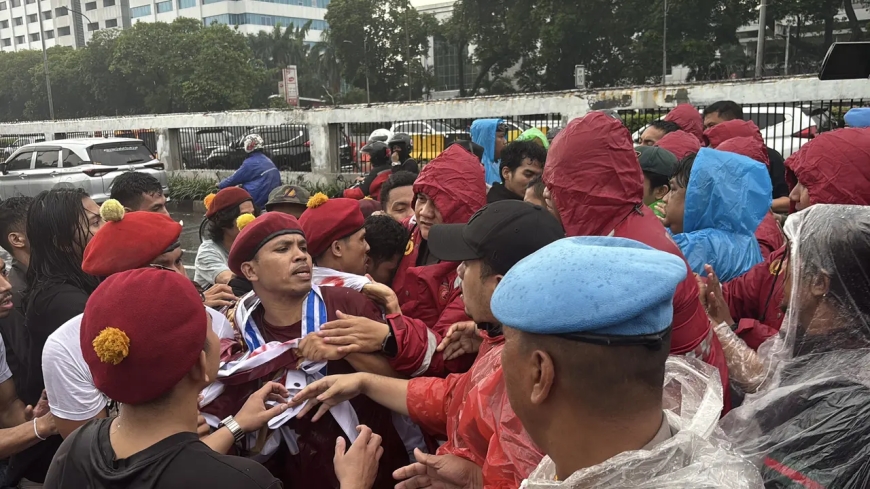 Demo Cipayung Menggugat di DPR Ricuh, Polisi dan Massa Nyaris Bentrok Jakarta