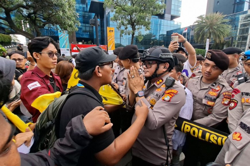 Polisi Hadang Aksi Mahasiswa di Sudirman, Bundaran HI Tetap Dituju oleh Massa