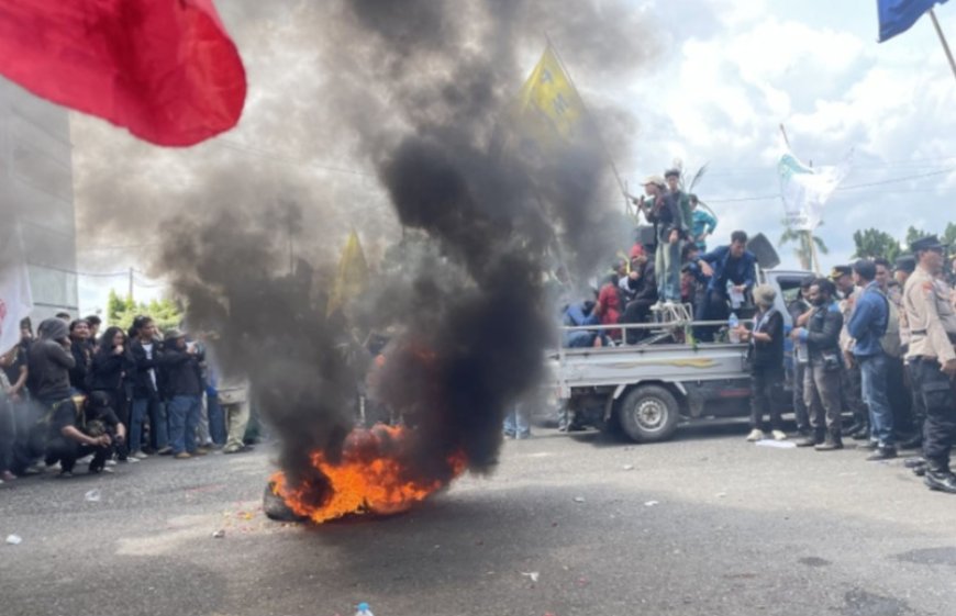 Mahasiswa Lampung Bakar Ban di DPRD, Soroti Ekonomi Rakyat Kian Sulit