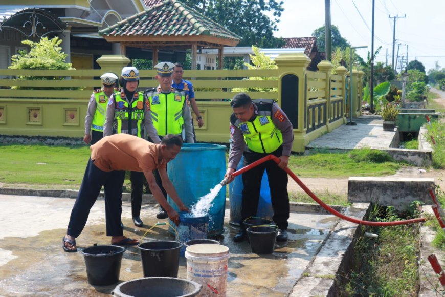 Kapolres Lampung Timur Salurkan Air Bersih, Ringankan Beban Warga Terdampak Kemarau