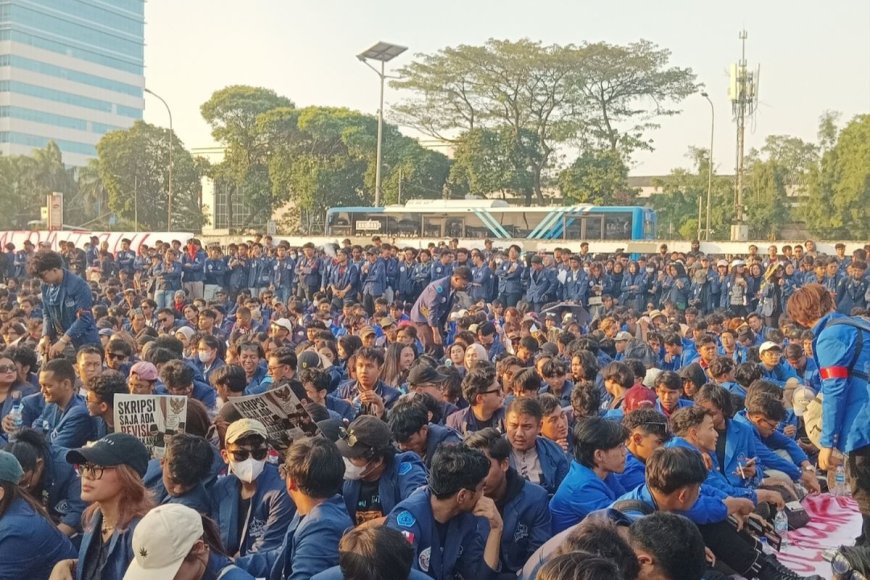 Ribuan Mahasiswa Kepung DPR RI, Desak Pimpinan Temui Massa dan Sampaikan Tiga Tuntutan Rakyat