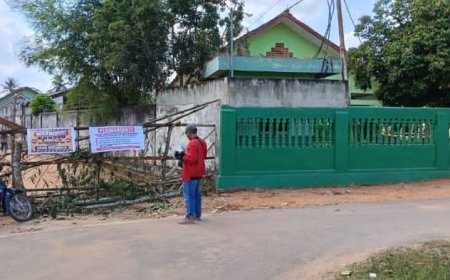 Kekecewaan Warga Dusun Pulosari: Aksi Tutup Akses Jalan Menuju Sekolah Akibat Polemik Penerimaan Siswa Baru