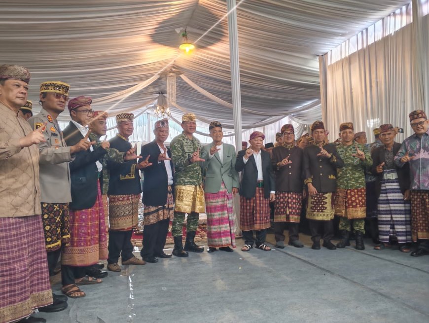 Angkon Muakhi Kukuhkan Pangdam XXI/Radin Inten sebagai Saudara Adat Lampung