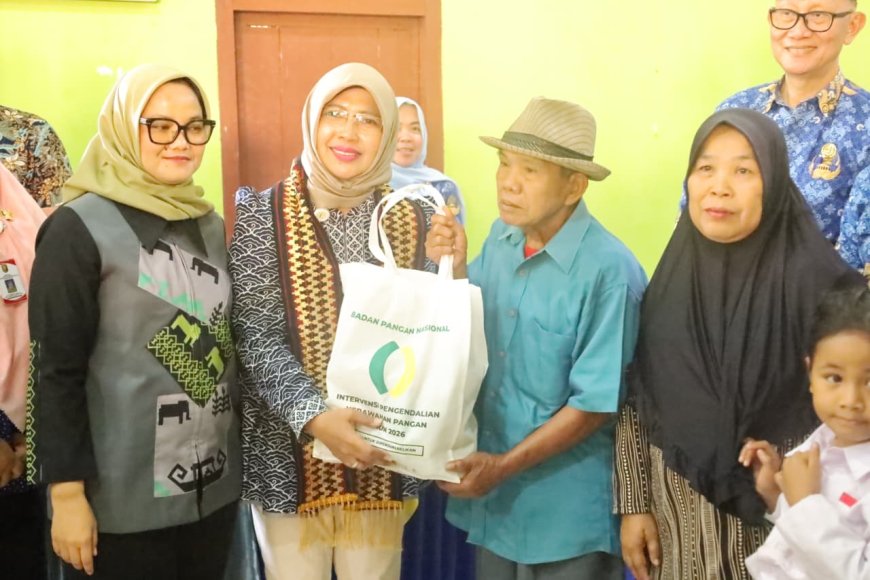 Bapanas Salurkan Bantuan Pangan di Lampung Timur, 3.300 Keluarga Miskin Ekstrem Jadi Sasaran