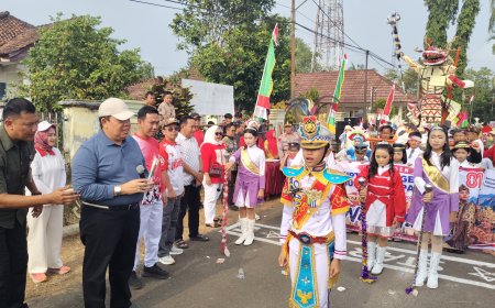 Rayakan HUT Ke-81 RI, Azwar Hadi Lepas Karnaval Budaya Ribuan Warga Sukadana
