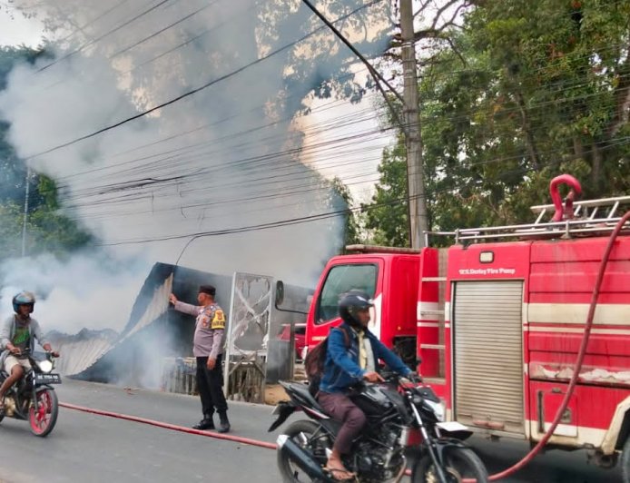 Polisi, Damkar, dan BPBD Sigap Padamkan Kebakaran Warung Kuliner di Prosida Bandar Jaya