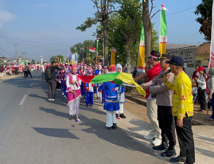 Kapolsek Bumi Agung Lepas Karnaval HUT RI Ke-81 di Donomulyo
