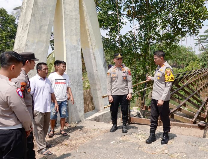 Jembatan Tua Penghubung Dua Kampung Terputus, Kapolres Lampung Tengah Tinjau Lokasi dan Cari Solusi