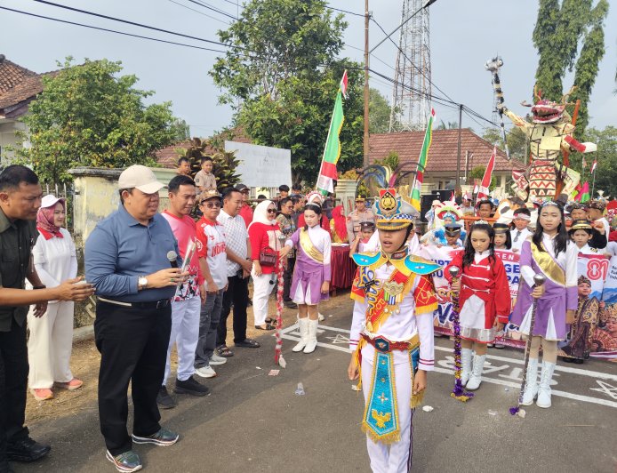 Rayakan HUT Ke-81 RI, Azwar Hadi Lepas Karnaval Budaya Ribuan Warga Sukadana