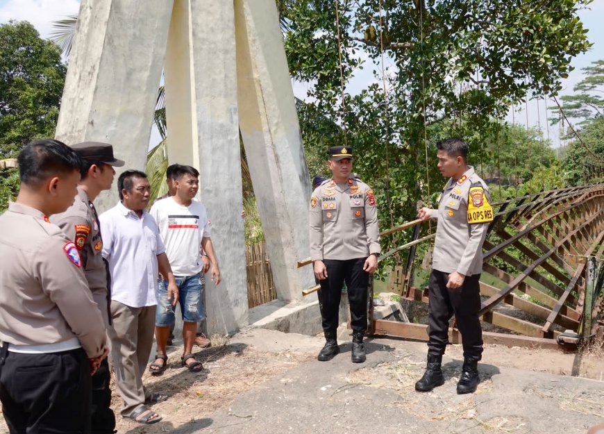 Jembatan Tua Penghubung Dua Kampung Terputus, Kapolres Lampung Tengah Tinjau Lokasi dan Cari Solusi