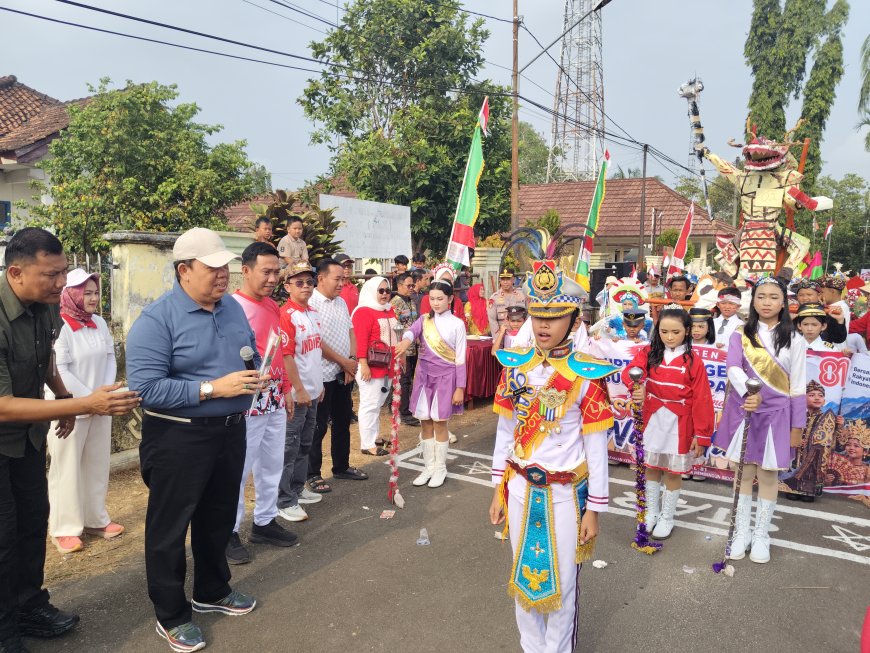 Rayakan HUT Ke-81 RI, Azwar Hadi Lepas Karnaval Budaya Ribuan Warga Sukadana
