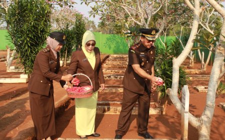 Peringatan HUT Ke-81, Kejari Lampung Timur Gelar Upacara Tabur Bunga di TMP Dharma Nusantara