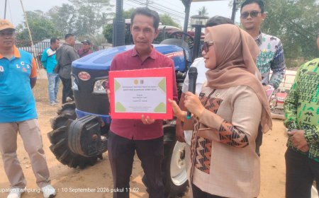 Serahkan 40 Alsintan, Bupati Ela : Bukan Sekedar Bantuan, Produktivitas Pertanian Harus Naik
