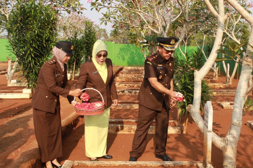 Peringatan HUT Ke-81, Kejari Lampung Timur Gelar Upacara Tabur Bunga di TMP Dharma Nusantara