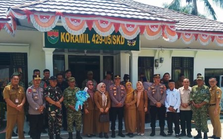 Tiga Kapolsek Kompak Beri Kejutan HUT Ke-81 TNI di Koramil Sukadana