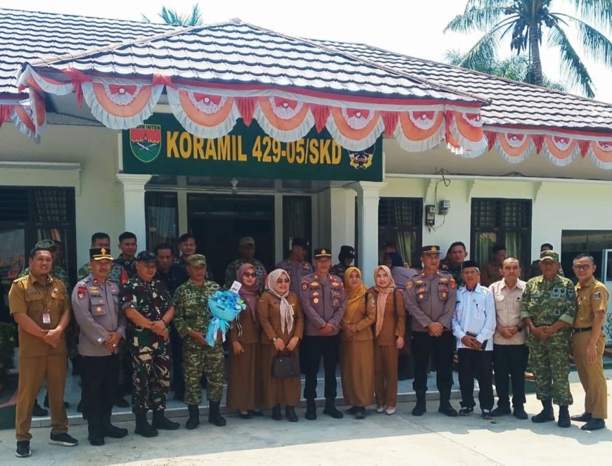 Tiga Kapolsek Kompak Beri Kejutan HUT Ke-81 TNI di Koramil Sukadana