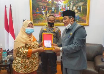 Ket gambar, kapolres Asahan diwakili Kabag Ren Polres Asahan Kompol Benni Johan foto bersama dengan rombongan dari langkat