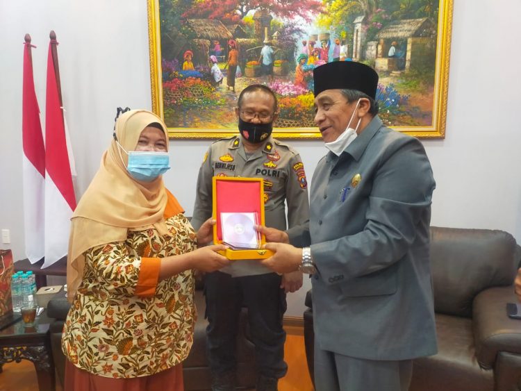 Ket gambar, kapolres Asahan diwakili Kabag Ren Polres Asahan Kompol Benni Johan foto bersama dengan rombongan dari langkat