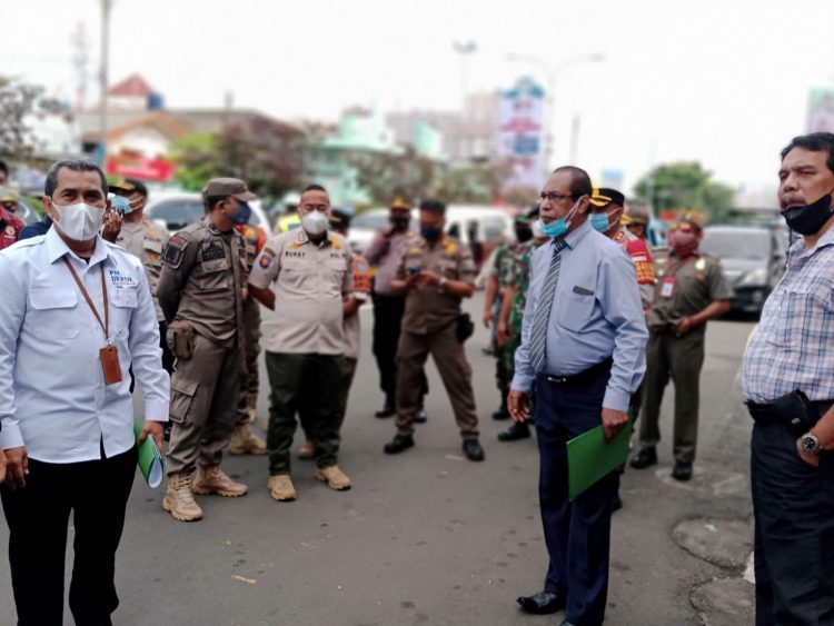 Panitera Pengadilan Negeri, Eko (baju lengan panjang warna putih) dan Kuasa Hukum gedung SEM, Robinson Togam Siagian Ketia OBH Yayasan LBH Pers dan Tardip Panggabean (baju corak kotak-kotak)