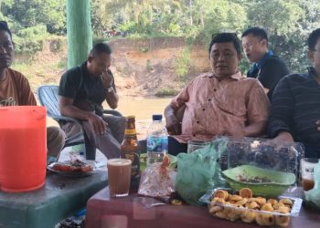 Keterangan Gambar : Ridwan Siahaan (baju merah jambu tengah) Ketua KBPP Polri Tebing Tinggi bersama jajaran dan Wartawan Media Online (Foto/Istimewa)