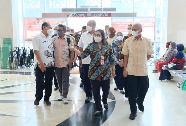 Bupati Asahan didampingi pihak RSUD Wongsonegoro berkeliling melihat fasilitas serta pelayanan kepada pasien.