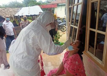Keterangan gambar:  keluarga kontak erat pasien positif covid-19 diperiksa tim medis