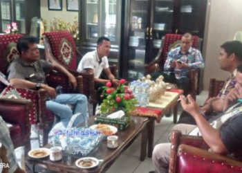 Wawancara eksklusif LimasisiNews dengan Kadis Sosial Padang Lawas H. Ahmad Fauzan Nasution SQ. SHi (baju batik) didampingi Kabid Linjamsos Mawardhani Daulah, Korkab PKH Abdul Rasyid Daulay, Operator PKH Ali Imran Hasibuan dan Korda Sembako Qiroman Lubis. Jumat (17/9)