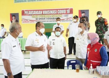 Keterangan Foto: Wakil Bupati Asahan Taufik Zainal Abidin, S.Dos, MSi berikan arahan kepada vaksinatorl