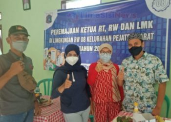 Nurdi Ketua RT 010 RW 008 Pejaten Barat 2 Terpilih (Kanan/baju hijau bercorak) diabadikan bersama panitia dan saksi calon nomer 1,Sundari (baju biru)