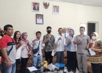 Kakan Kesbangpol, Sofie M Saragih saat foto bersama dengan Pengurus LPM kota Pematangsiantar.