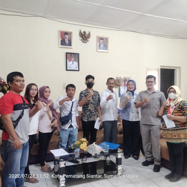 Kakan Kesbangpol, Sofie M Saragih saat foto bersama dengan Pengurus LPM kota Pematangsiantar.
