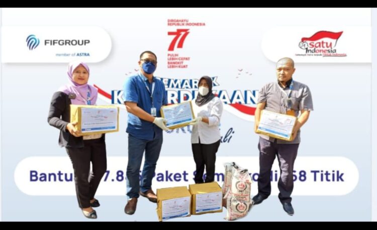 Sejumlah pimpinan FIFGROUP dan Branch Manejer Cabang Kisaran Justhin Munthe didampingi IGSH dan HRD Ok. Roni dan Rina Apriani saat penyerahan bantuan paket sembako kepada masyarakat