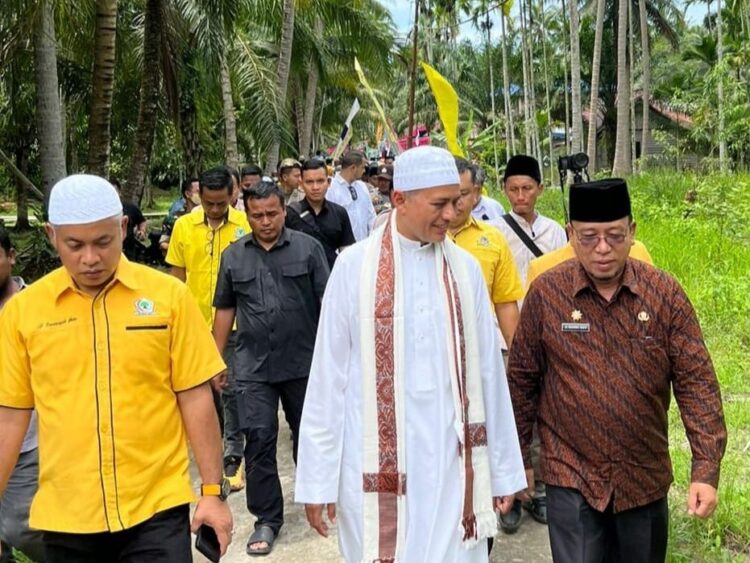 Wagubsu H. Musa Rajekshah, S.Sos., M.Hum bersama Sekdakab Asahan Drs. John Hardi Nasution, M. Si menghadiri Haul Ke-21 Allahuyarham Syekh H. Mustafa Bs.Rokan. (mass)